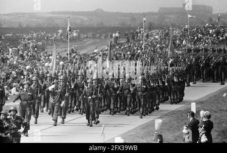 Militärparade in Ede für Königin Juliana und Prinz Bernhard, 5. Mai 1960, Militärparaden, Niederlande, Foto der Presseagentur des 20. Jahrhunderts, News to remember, Dokumentarfilm, historische Fotografie 1945-1990, visuelle Geschichten, Menschliche Geschichte des zwanzigsten Jahrhunderts, Momente in der Zeit festzuhalten Stockfoto