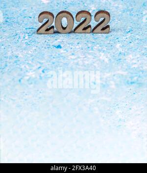 Banner 2022. Ziffern 2022 auf blauem Hintergrund. Holzziffern 2022. Stockfoto