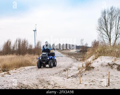 Region Königsberg, Russland, 11. April 2021. Die Quad-Bikes am Strand. Reiten auf einem Vierrad. Ein Mann reitet auf dem Sand ein Vierrad. Stockfoto