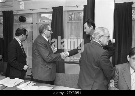 Minister Boersma spricht mit der Arbeitgeberorganisation im Ministerium für soziale Angelegenheiten und begrüßt Boersma mit Van Veen (VNO), 3. Februar 1977, Politik, Niederlande, 20. Jahrhundert Presseagentur Foto, Nachrichten zu erinnern, Dokumentarfilm, historische Fotografie 1945-1990, visuelle Geschichten, Menschliche Geschichte des zwanzigsten Jahrhunderts, Momente in der Zeit festzuhalten Stockfoto