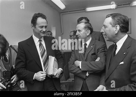 Minister Boersma spricht mit der Arbeitgeberorganisation im Sozialministerium von links nach rechts Boersma, Van Veen (VNO), De Wit (NCW), 3. Februar 1977, Politik, Niederlande, 20. Jahrhundert Presseagentur Foto, Nachrichten zu erinnern, Dokumentarfilm, historische Fotografie 1945-1990, visuelle Geschichten, Menschliche Geschichte des zwanzigsten Jahrhunderts, Momente in der Zeit festzuhalten Stockfoto