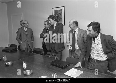 Minister Boersma spricht mit der Arbeitgeberorganisation im Sozialministerium von links nach rechts Lanser, Schali, Kok, Spit und Drabbe, Februar 3, 1977, Politik, Niederlande, 20. Jahrhundert Presseagentur Foto, Nachrichten zu erinnern, Dokumentarfilm, historische Fotografie 1945-1990, visuelle Geschichten, Menschliche Geschichte des zwanzigsten Jahrhunderts, Momente in der Zeit festzuhalten Stockfoto