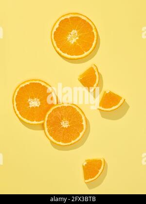 Frische orange Scheiben Komposition isoliert auf gelbem Hintergrund, Draufsicht Stockfoto
