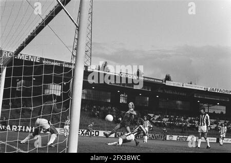 Ajax gegen Stoke City, Geels erzielt Torwart Ghilto, 31. Juli 1976, Sport, Fußball, Niederlande, 20. Jahrhundert Presseagentur Foto, Nachrichten zu erinnern, Dokumentarfilm, historische Fotografie 1945-1990, visuelle Geschichten, Menschliche Geschichte des zwanzigsten Jahrhunderts, Momente in der Zeit festzuhalten Stockfoto