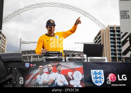 REDAKTIONELLE VERWENDUNG NUR Ex-England-Keeper David James moderiert ein stilloses DJ-Set für 33 Fans, um die neu angekündigte Mannschaft aus England und die Einführung LGÕs der neuen England FA4 Earbuds vor dem Wembley Stadium in London zu feiern. Bilddatum: Dienstag, 25. Mai 2021. Stockfoto