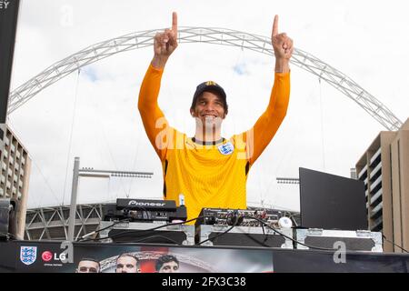 REDAKTIONELLE VERWENDUNG NUR Ex-England-Keeper David James moderiert ein stilloses DJ-Set für 33 Fans, um die neu angekündigte Mannschaft aus England und die Einführung LGÕs der neuen England FA4 Earbuds vor dem Wembley Stadium in London zu feiern. Bilddatum: Dienstag, 25. Mai 2021. Stockfoto