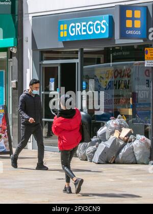 Verpackungen, Verpackungen, verpackte Kartonverpackungen handeln Abfälle außerhalb Greggs Sandwich-Bar, Bäckerei Lebensmittel und Café in Preston, Großbritannien Stockfoto