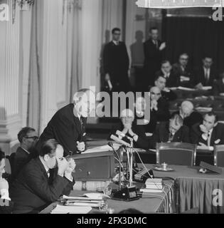 Minister LUNs während seiner Rede im Repräsentantenhaus, Minister LUNs, 31. Januar 1963, nimmt erneut an, dass die Niederlande, 20. Jahrhundert Presseagentur Foto, Nachrichten zu erinnern, Dokumentarfilm, historische Fotografie 1945-1990, visuelle Geschichten, Menschliche Geschichte des zwanzigsten Jahrhunderts, Momente in der Zeit festzuhalten Stockfoto