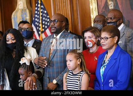 Philonise Floyd, der Bruder von George Floyd, spricht, während er und Mitglieder der Familie Floyd sich am 25. Mai 2021 mit der Sprecherin des Repräsentantenhauses, Nancy Pelosi (2nd R), D-CA, und der Rep. Karen Bass (R), D-CA, im Rayburn Room des US Capitol in Washington, DC treffen. (Foto von MANDEL NGAN/POOL/ Sipa USA) Stockfoto