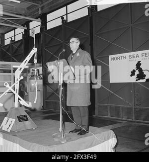 Minister Suurhof eröffnete mit Klingeln das neue Roll-on-Roll- oder Fährsystem zwischen Europoort und Hull, 18. Dezember 1965, Minister, Eröffnungen, Niederlande, Presseagentur des 20. Jahrhunderts, Foto, Nachrichten zum erinnern, Dokumentarfilm, historische Fotografie 1945-1990, visuelle Geschichten, Menschliche Geschichte des zwanzigsten Jahrhunderts, Momente in der Zeit festzuhalten Stockfoto