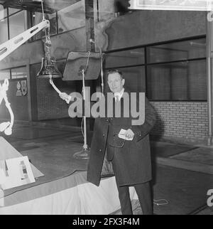 Minister Suurhof eröffnete mit Glocke das neue Fährenrollensystem zwischen Europoort und Hull, 18. Dezember 1965, Minister, Eröffnungen, Niederlande, 20. Jahrhundert Presseagentur Foto, Nachrichten zu erinnern, Dokumentarfilm, historische Fotografie 1945-1990, visuelle Geschichten, Menschliche Geschichte des zwanzigsten Jahrhunderts, Momente in der Zeit festzuhalten Stockfoto