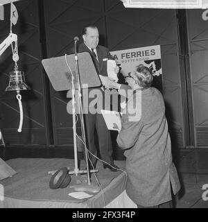 Minister Suurhof eröffnete mit Klingeln das neue Roll-on-Roll- oder Federsystem zwischen Europoort und Hull, 18. Dezember 1965, Minister, Niederlande, Presseagentur des 20. Jahrhunderts, Foto, Nachrichten zum erinnern, Dokumentarfilm, historische Fotografie 1945-1990, visuelle Geschichten, Menschliche Geschichte des zwanzigsten Jahrhunderts, Momente in der Zeit festzuhalten Stockfoto