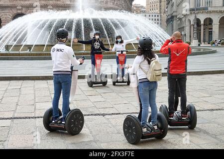 Eine Gruppe von Touristen machen eine Tour durch Genua mit Segway-Motorroller. Genua Italien - Mai 2021. Stockfoto