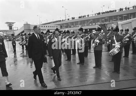 Der Außenminister Jugoslawiens, Mirko Tepavac, kommt in Schiphol an; LUNs und Tepavac inspizieren Wache, 24. Juni 1970, Minister, 20. Jahrhundert Presseagentur Foto, Nachrichten zu erinnern, Dokumentarfilm, historische Fotografie 1945-1990, visuelle Geschichten, Menschliche Geschichte des zwanzigsten Jahrhunderts, Momente in der Zeit festzuhalten Stockfoto