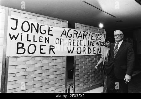 Minister Van der Stee (Landwirtschaft und Fischerei) überreicht ein Transparent mit der Aufschrift: Junglandwirte wollen auf vernünftige Weise Landwirte werden im Haager Kongresszentrum, 19. November 1979, Demonstrationen, Landwirte, Minister, Banner, Treffen, Niederlande, Foto der Presseagentur des 20. Jahrhunderts, zu erinnerende Nachrichten, Dokumentation, historische Fotografie 1945-1990, visuelle Geschichten, Menschliche Geschichte des zwanzigsten Jahrhunderts, Momente in der Zeit festzuhalten Stockfoto