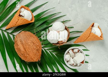 Draufsicht auf Kokos-Eiswaffelkegel auf grauem Hintergrund. Stockfoto