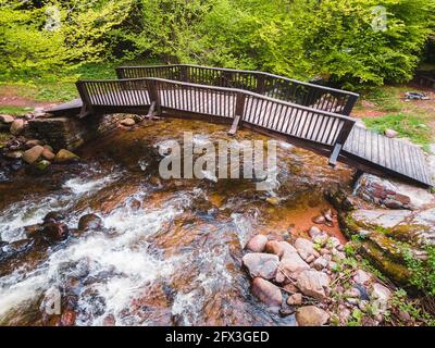 Brücke im Wald. Natur im Freien Reiseziel, Stara Planina (Balkan Berg), Serbien. Luftaufnahme, Drohnenansicht Stockfoto