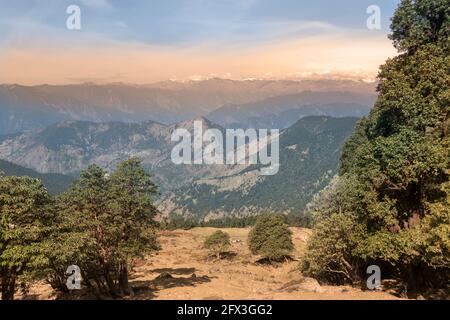 Der Blick auf den Himalaya auf der Trekkingroute nach Tunganath, dem höchsten Kedar, einem der höchsten Tempel der Shiva der Welt. Stockfoto