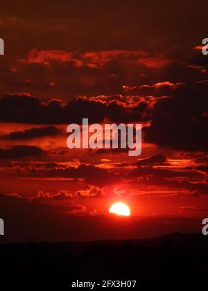 Roter Himmel Dunkle Wolken Sonne Peaking Stockfoto