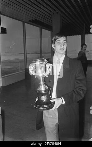 Ajax zurück aus Lissabon auf Schiphol Johan Cruijff mit dem Pokal, 20. Februar 1969, Tassen, Niederlande, Foto der Presseagentur des 20. Jahrhunderts, Nachrichten zu erinnern, Dokumentarfilm, historische Fotografie 1945-1990, visuelle Geschichten, Menschliche Geschichte des zwanzigsten Jahrhunderts, Momente in der Zeit festzuhalten Stockfoto