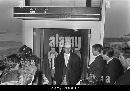 Ajax zurück aus Lissabon im Schiphol Muller, Groot und Pronk zuerst durch die Schleuse, 20. Februar 1969, Niederlande, Foto der Presseagentur des 20. Jahrhunderts, Nachrichten zu erinnern, Dokumentarfilm, historische Fotografie 1945-1990, visuelle Geschichten, Menschliche Geschichte des zwanzigsten Jahrhunderts, Momente in der Zeit festzuhalten Stockfoto