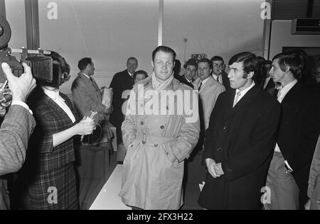 Ajax zurück von Lissabon in Schiphol von links nach rechts Michels, Sjaak Swart und Johan Cruijff auf dem Weg zur Ankunftshalle, 20. Februar 1969, Ankunfts- und Abflughalle, Trainer, Fußballer, Niederlande, Foto der Presseagentur des 20. Jahrhunderts, zu erinnerende Nachrichten, Dokumentation, historische Fotografie 1945-1990, visuelle Geschichten, Menschliche Geschichte des zwanzigsten Jahrhunderts, Momente in der Zeit festzuhalten Stockfoto