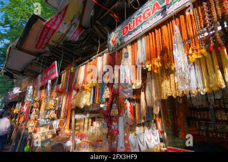 RISHIKESH, UTTARAKHAND, INDIEN - 28. OKTOBER 2018 : Straßenverkäufer, der neben dem Lakshman-Tempel Kunsthandwerk verkauft - Garhwal Himalaya, Uttarakhand - Indien. Stockfoto