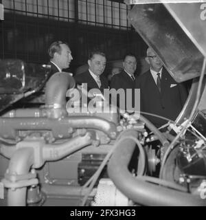 Minister für Verkehr und öffentliche Arbeiten herr. Van Aartsen, 6. Februar 1964, Feuerwehrfahrzeuge, Niederlande, 20. Jahrhundert Presseagentur Foto, Nachrichten zu erinnern, Dokumentarfilm, historische Fotografie 1945-1990, visuelle Geschichten, Menschliche Geschichte des zwanzigsten Jahrhunderts, Momente in der Zeit festzuhalten Stockfoto