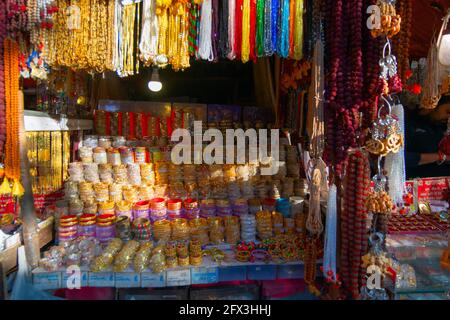 RISHIKESH, UTTARAKHAND, INDIEN - 28. OKTOBER 2018 : Straßenverkäufer, der neben dem Lakshman-Tempel Kunsthandwerk verkauft - Garhwal Himalaya, Uttarakhand - Indien. Stockfoto