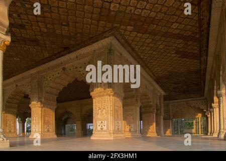 NEU DELHI, INDIEN - 28. OKTOBER 2018 : Mogul-Architektur in Red Fort, einem historischen Fort in Delhi, Indien. Mogulherrscher lebten hier. UNESCO World Herita Stockfoto