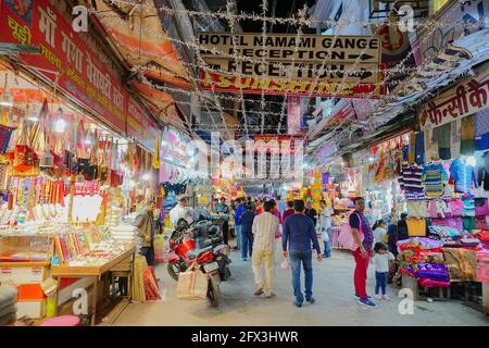 Haridwar, Garhwal, Indien - 3. November 2018 : Indische Besucher, die nachts an Motibazar vorbeikommen, einem berühmten Marktplatz für Touristen, die Haridwar besuchen. Stockfoto