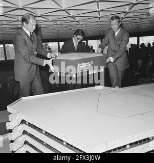 Minister Westerterp eröffnet Gebäude von Ballast Nedam NV Amstelveen; von links nach rechts jhr. drs. Beelaerts van Blokland, Westerterp, 6. Mai 1974, Bürgermeister, Gebäude, Eröffnungen, Niederlande, Foto der Presseagentur des 20. Jahrhunderts, zu erinnerende Nachrichten, Dokumentarfilm, historische Fotografie 1945-1990, visuelle Geschichten, Menschliche Geschichte des zwanzigsten Jahrhunderts, Momente in der Zeit festzuhalten Stockfoto