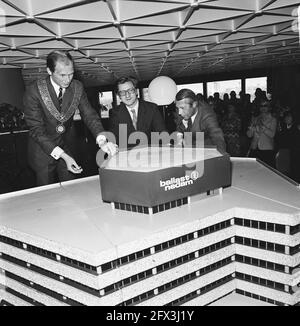 Minister Westerterp eröffnet Gebäude von Ballast Nedam NV Amstelveen; von links nach rechts jhr. drs. Beelaerts van Blokland, Westerterp, 6. Mai 1974, Bürgermeister, Gebäude, Eröffnungen, Niederlande, Foto der Presseagentur des 20. Jahrhunderts, zu erinnerende Nachrichten, Dokumentation, historische Fotografie 1945-1990, visuelle Geschichten, Menschliche Geschichte des zwanzigsten Jahrhunderts, Momente in der Zeit festzuhalten Stockfoto