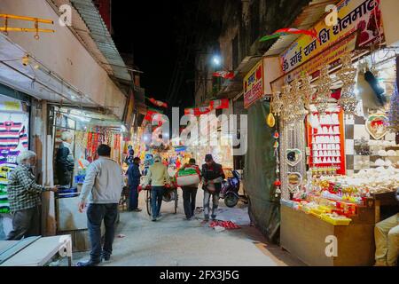 Haridwar, Garhwal, Indien - 3. November 2018 : Straße bei Nacht , Bild von Motibazar, einem berühmten Marktplatz für Touristen, die Haridwar besuchen. Stockfoto