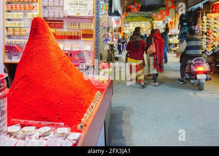 Haridwar, Garhwal, Indien - 3. November 2018 : Holy Sindoor, das symbolische rote Pulver, das von indisch verheirateten Frauen verwendet wird, zum Verkauf. In Motibazar, einem berühmten ma Stockfoto