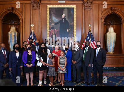 Washington, USA. Mai 2021. Die Sprecherin des Hauses, Nancy Pelosi, D-CA, und die Sprecherin Karen Bass, D-CA, posiert am 25. Mai 2021 mit Mitgliedern von George Floyds Familie im Rayburn Room des US-Kapitols in Washington, DC. (Foto von Mandel Ngan/Pool/Sipa USA) Quelle: SIPA USA/Alamy Live News Stockfoto