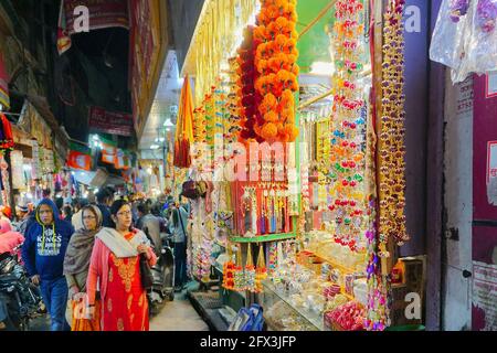 Haridwar, Garhwal, Indien - 3. November 2018 : Bunte Ornamente zu verkaufen. Nachtbild von Motibazar, einem berühmten Marktplatz für Touristen, die Har besuchen Stockfoto