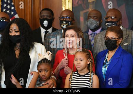 Washington, USA. Mai 2021. Die Sprecherin des Hauses, Nancy Pelosi (C), D-CA, spricht, während sie und die Sprecherin Karen Bass (R), D-CA, am 25. Mai 2021 mit Mitgliedern von George Floyds Familie im Rayburn Room des US-Kapitols in Washington, DC, posiert. (Foto von Mandel Ngan/Pool/Sipa USA) Quelle: SIPA USA/Alamy Live News Stockfoto