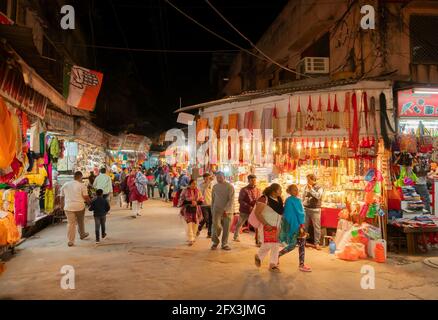 Haridwar, Garhwal, Indien - 3. November 2018 : Touristen, die Motibazar bei Nacht besuchen, ein berühmter Marktplatz für Touristen, die Haridwar besuchen. Stockfoto