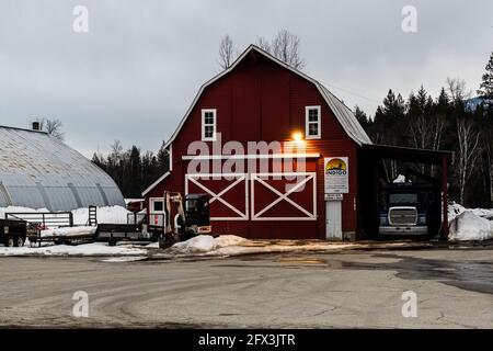 REVELSTOKE, KANADA - 14. MÄRZ 2021: Großes industrielles und kommerzielles Lagerhaus in einer kleinen Stadt Stockfoto