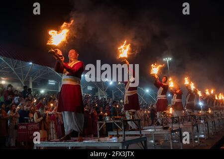 TRIBENI GHAT, RISHIKESH, UTTARAKHAND, INDIEN - OKTOBER 29 2018 : berühmte Ganga Aaarti am Ufer, Gebet für den Fluss Ganga von Hunderten von hinduistischen Anhängern Stockfoto