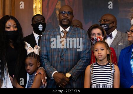 Washington, USA. Mai 2021. Philonise floyd, Bruder von George Floyd, spricht mit der Presse, während sie mit der Sprecherin des Repräsentantenhauses, Nancy Pelosi, DP-CA, anderen Mitgliedern der Familie Floyd vor einem Treffen zum Jahrestag des Todes von George Floyd, am Dienstag, den 25. Mai 2021, auf dem Capitol Hill, In Washington. (Foto von Pool/Sipa USA) Quelle: SIPA USA/Alamy Live News Stockfoto