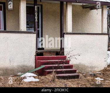 REVELSTOKE, KANADA - 14. MÄRZ 2021: Der Eingang in ein sehr altes Haus musste renoviert werden Stockfoto