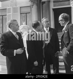 Vereidigte Minister im Soestdijk-Palast; von links nach rechts: Smallenbroek, CALs, Diepenhorst, Samkalden, April 14, 1965, vereidigt, Minister, Niederlande, Foto der Presseagentur des 20. Jahrhunderts, News to remember, Dokumentarfilm, historische Fotografie 1945-1990, visuelle Geschichten, Menschliche Geschichte des zwanzigsten Jahrhunderts, Momente in der Zeit festzuhalten Stockfoto