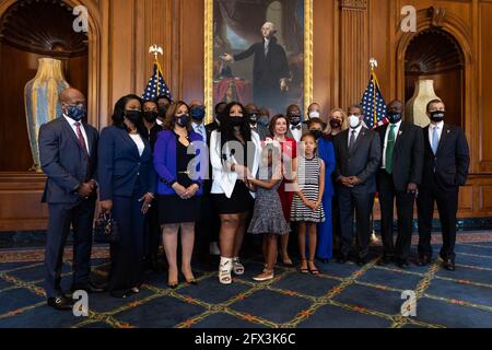 Washington, USA. Mai 2021. Die Sprecherin des Hauses, Nancy Pelosi, D-CA, steht mit Mitgliedern der Familie Floyd vor einem Treffen zum Jahrestag des Todes von George Floyd, Dienstag, den 25. Mai 2021, auf dem Capitol Hill, In Washington. (Foto von Pool/Sipa USA) Quelle: SIPA USA/Alamy Live News Stockfoto