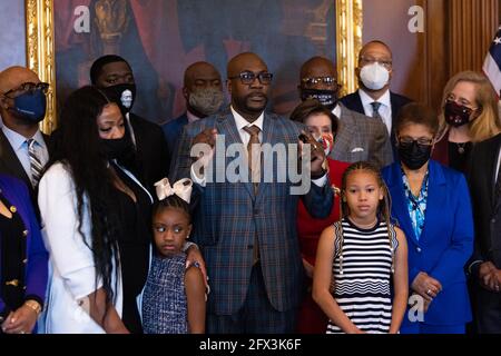 Washington, USA. Mai 2021. Philonise floyd, Bruder von George Floyd, spricht mit der Presse, während sie mit der Sprecherin des Repräsentantenhauses, Nancy Pelosi, DP-CA, anderen Mitgliedern der Familie Floyd vor einem Treffen zum Jahrestag des Todes von George Floyd, am Dienstag, den 25. Mai 2021, auf dem Capitol Hill, In Washington. (Foto von Pool/Sipa USA) Quelle: SIPA USA/Alamy Live News Stockfoto