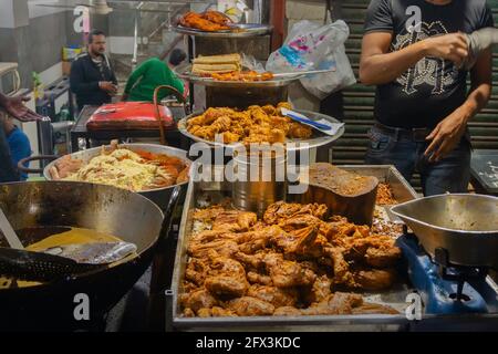 OLD MARKET, NEW DELHI, INDIA - OCTOBER 28 2018 : würzige Hühnerseekh Kababs werden an muslimische Männer verkauft und auf der Straßenseite zum Verkauf gestapelt. Stockfoto