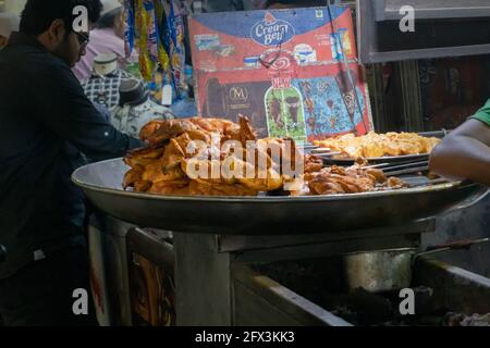 ALTER MARKT, NEU-DELHI, INDIEN - OKTOBER 28 2018 : würzige Hühnerseekh Kababs werden an muslimische Männer verkauft und auf der Straßenseite zum Verkauf gestapelt Stockfoto