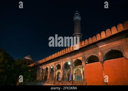 NEU DELHI, INDIEN - OKTOBER 28 2018 : die mogularchitektur von Jama Masjid von Delhi, ist es eine der größten indischen Moscheen. Am Abend gedreht. Das war es Stockfoto