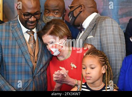 Philonise Floyd, der Bruder von George Floyd, legt seinen Arm um die Sprecherin des Repräsentantenhauses der Vereinigten Staaten, Nancy Pelosi (Demokratin von Kalifornien), während er und andere Mitglieder der Familie Floyd am 25. Mai im Rayburn Room des US-Kapitols in Washington, DC, mit Führern zusammentreffen, 2021.Credit: Mandel Ngan/Pool via CNP /MediaPunch Stockfoto